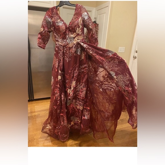 Elegant Stunning Red Evening Gown - Picture 1 of 5